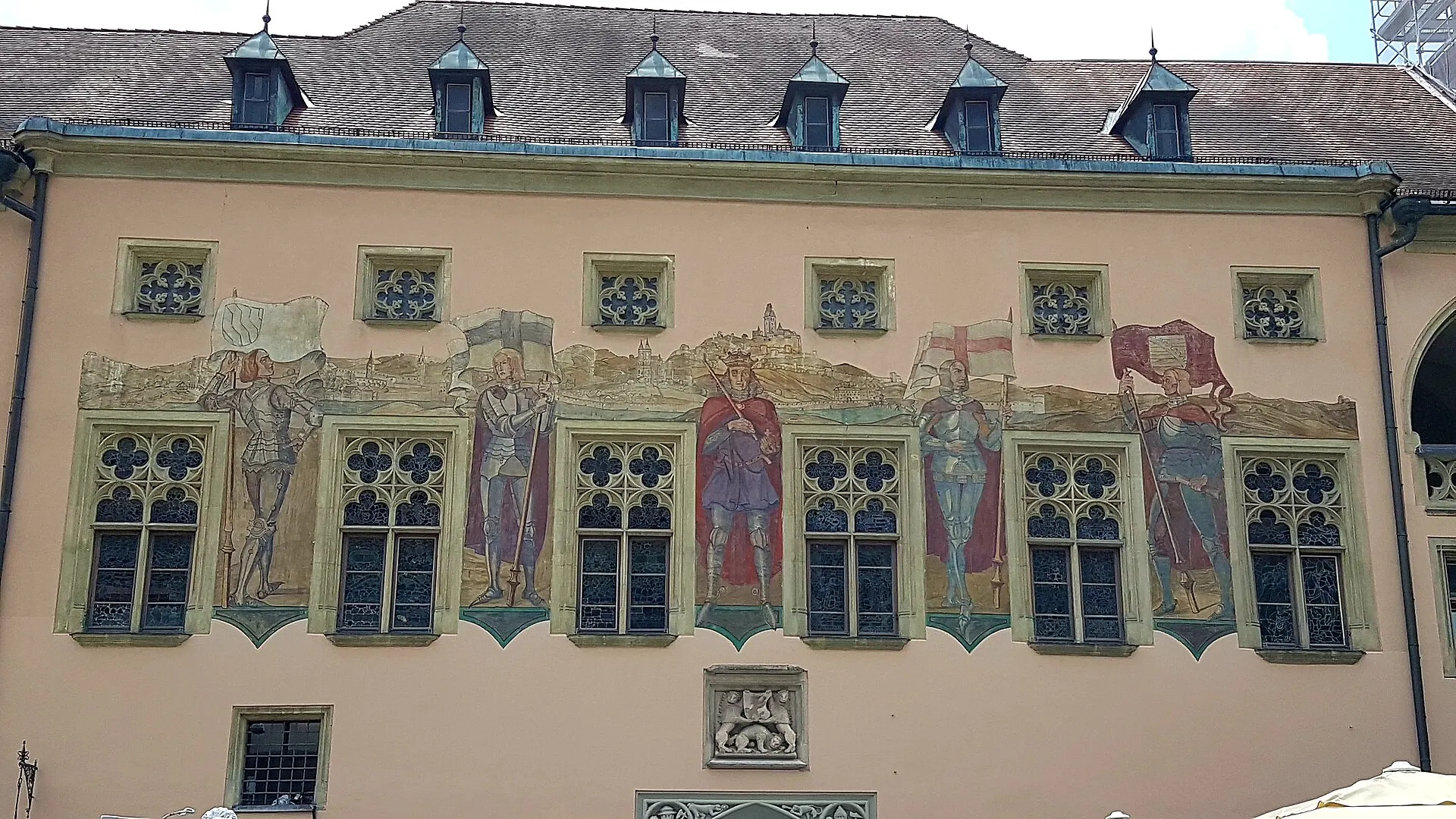 Altes Rathaus mit Turm am Donauufer in Passau